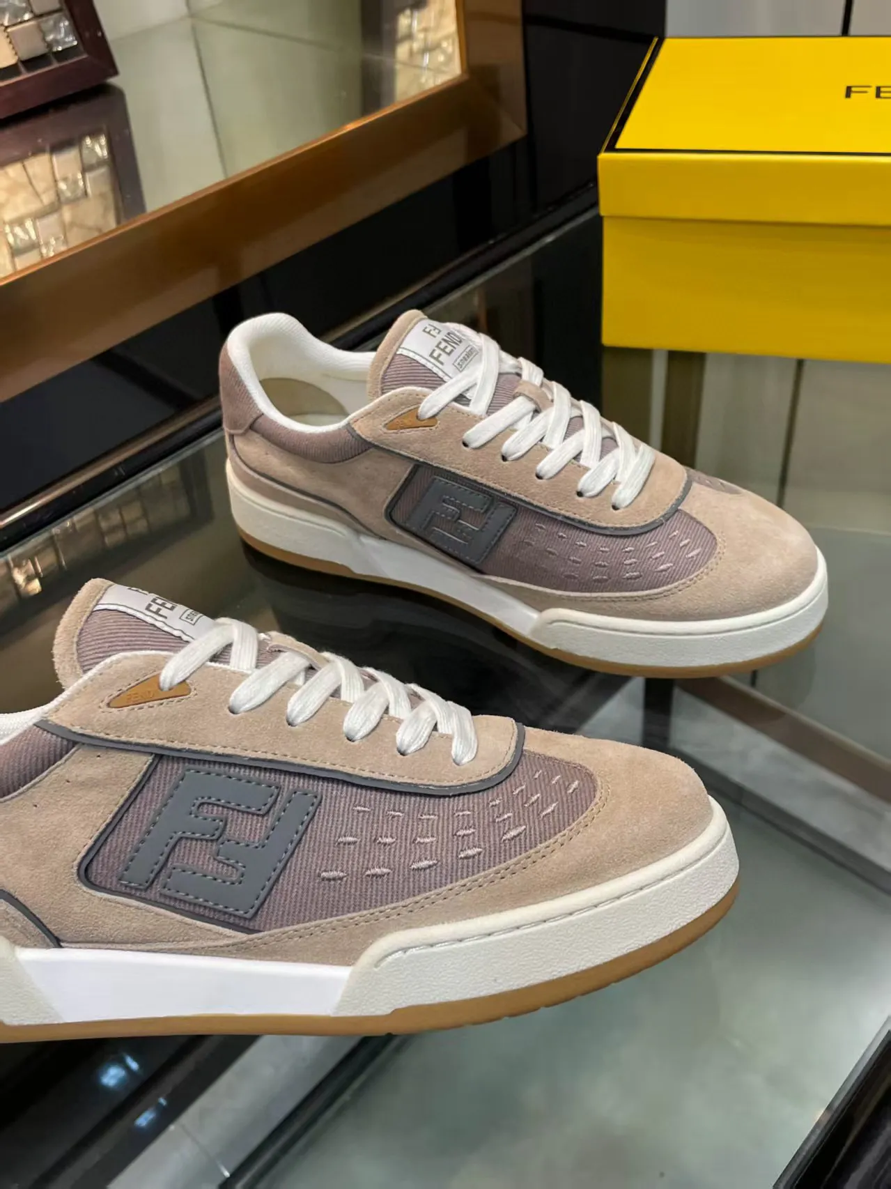 Factory price: 600💰Top version for couples Fendi 2025 New Year Hot Series [Couples👫Casual Sports Shoes] FD match Original Purchased One to One Reproduction The first sports shoe fendi match created by designer Kim Jones and Donkey Brand Trainer basketball sneakers, fresh blood injected with FF retro design Super good-looking and versatile, the upper is made of cowhide and cowhide splicing combination, with raised double F on the side The logo lining is made of terry velvet ✔️ Super soft on the feet, lightweight, comfortable to match with sweatshirts, Fabric: Cowhide ➕ Cow color matching, Outsole: Original open mold multi-color color matching sole, Packaging: Original full set of packaging, Size: Women's 35-40 / Men's 38-44, customized 45